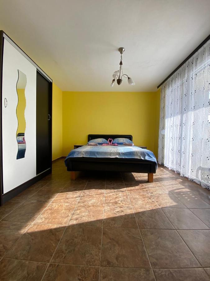 Apartment Leona Palushaj *