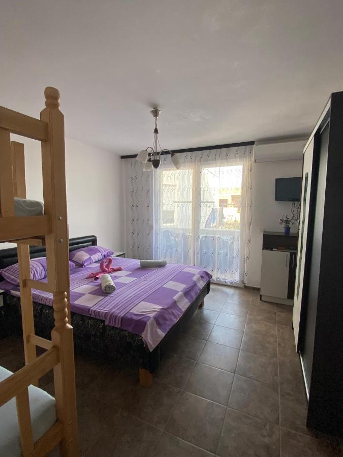 Apartment Leona Palushaj *