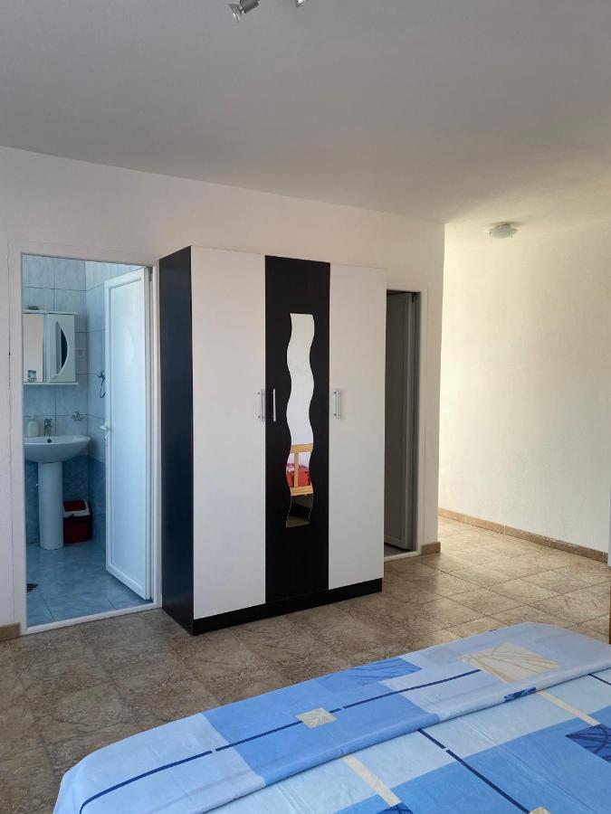Apartment Leona Palushaj