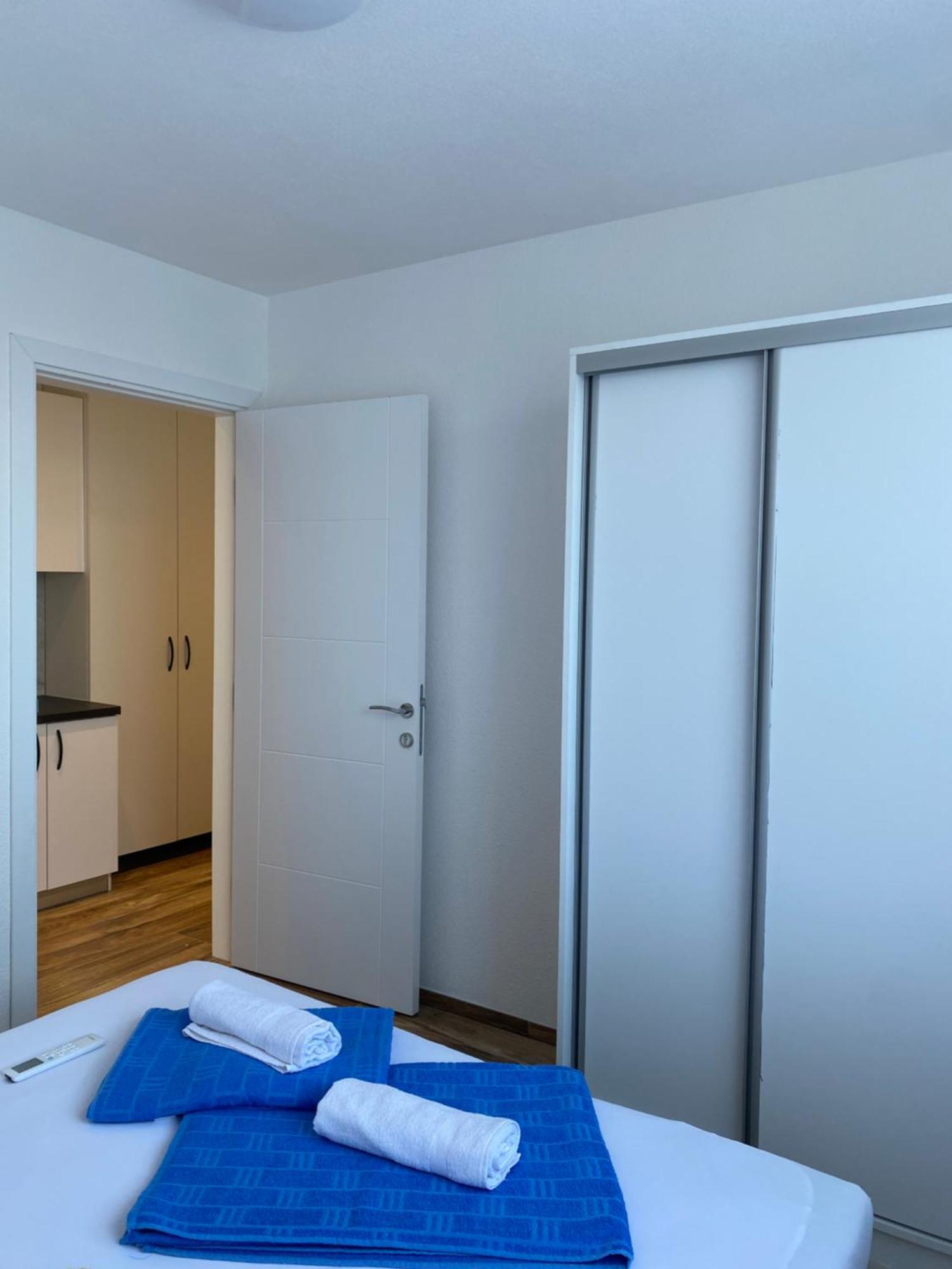 Leona Palushaj Apartment *