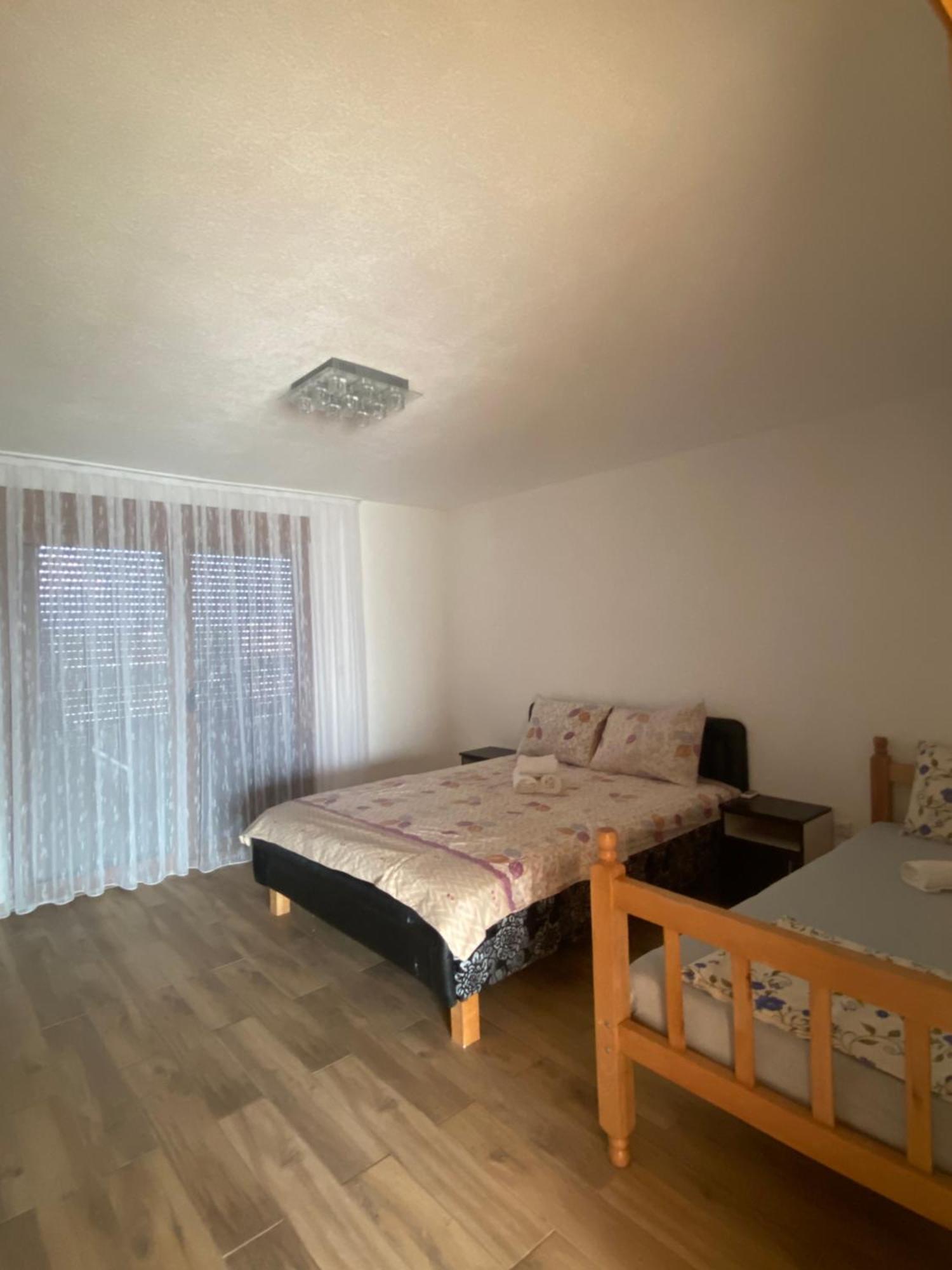 Leona Palushaj Apartment *