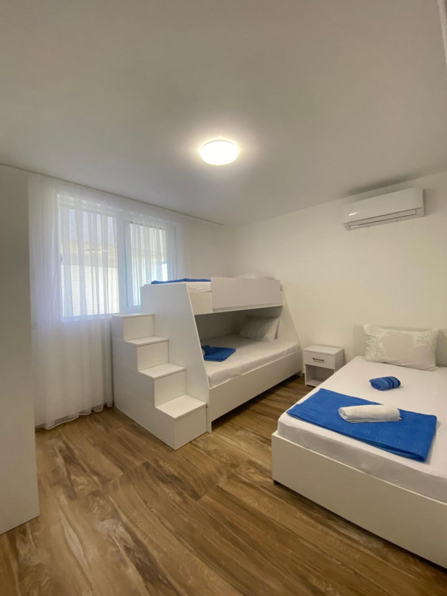 Apartment Leona Palushaj *